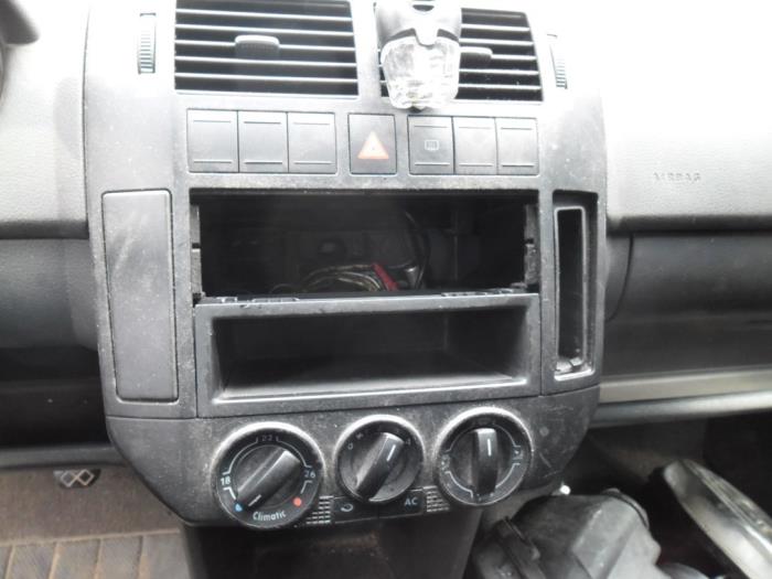 Climatronic panel from a Volkswagen Polo IV (9N1/2/3) 1.4 16V 2003