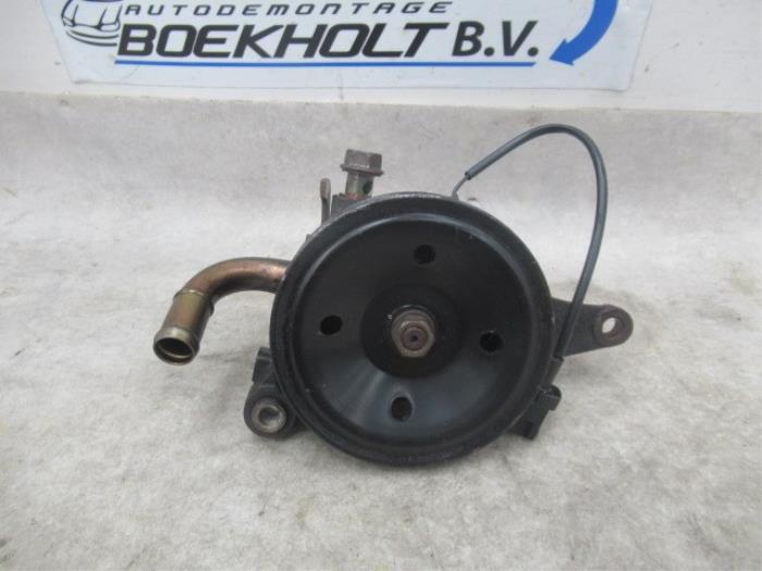 Usagé Pompe de direction Mazda 626 (GE14/74/84) 1.8i LX,GLX 16V Prix € 45,00 Règlement à la marge proposé par Boekholt autodemontage B.V