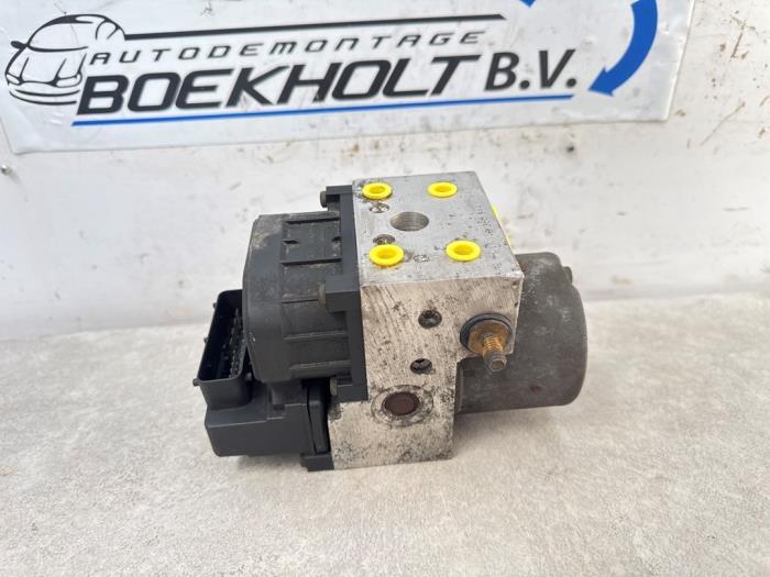 Używane Pompa ABS Peugeot 306 Break (7E) 1.6i XR,XT,ST Cena € 48,00 Procedura marży oferowane przez Boekholt autodemontage B.V