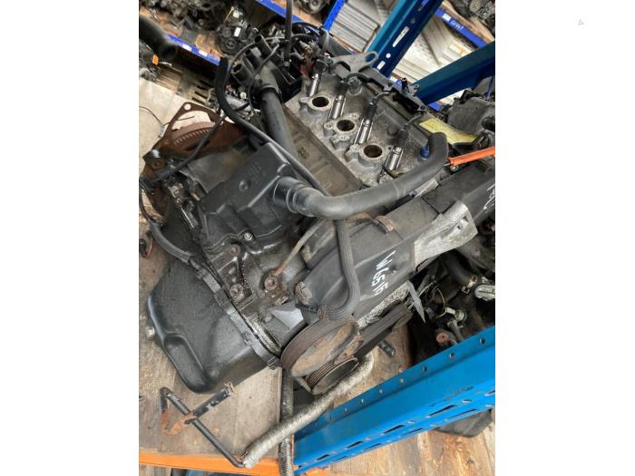 Engine from a Volkswagen Polo III (6N1) 1.6i 75 1997