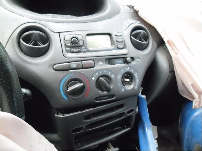 Instrument panel from a Toyota Yaris (P1) 1.0 16V VVT-i 2000