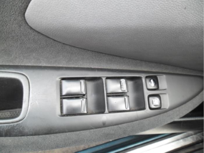 Electric window switch from a Nissan Primera Wagon (W12) 2.2 dCi 16V 2003