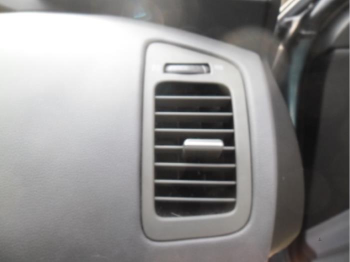 Dashboard vent from a Nissan Primera Wagon (W12) 2.2 dCi 16V 2003
