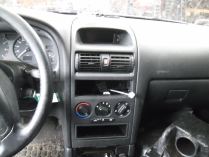 Heater control panel from a Opel Astra G Caravan (F35) 1.6 16V 2001