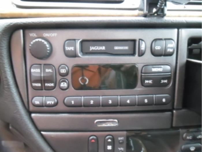 Radio/Cassette van een Jaguar S-type (X200) 3.0 V6 24V 1999
