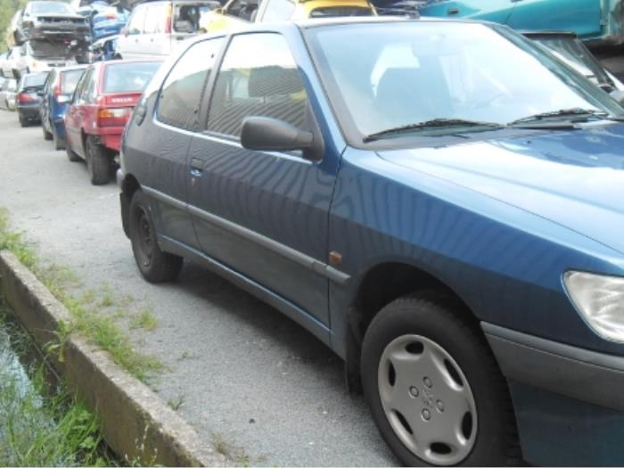 Rétroviseur extérieur droit d'un Peugeot 306 (7A/C/S) 1.4 1997