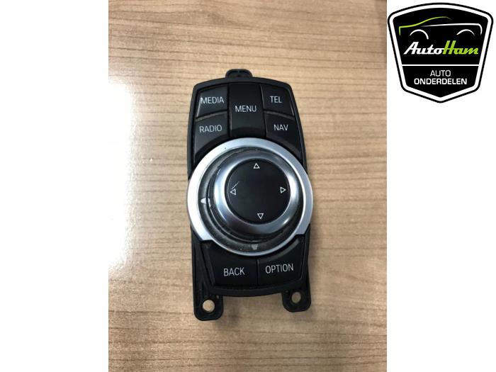 Begagnade Radiokontrollpanel BMW 3 serie Touring (F31) 320d 2.0 16V EfficientDynamicsEdition Pris € 75,00 Marginaltabell erbjuds av AutoHam