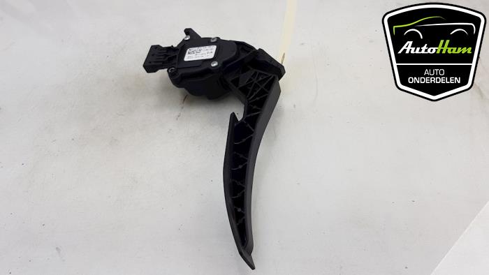 Accelerator pedal from a Opel Astra J (PC6/PD6/PE6/PF6) 1.7 CDTi 16V 110 2013