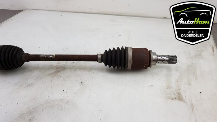 Front drive shaft, left from a Renault Clio III (BR/CR) 1.2 16V 75 2009
