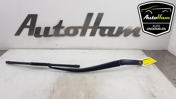 Front wiper arm from a Lexus IS (E3) 300h 2.5 16V 2014