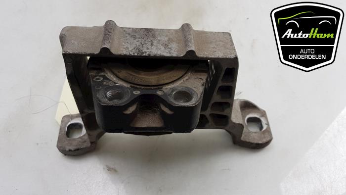 Engine mount from a Ford Focus 3 Wagon 1.6 TDCi ECOnetic 2013