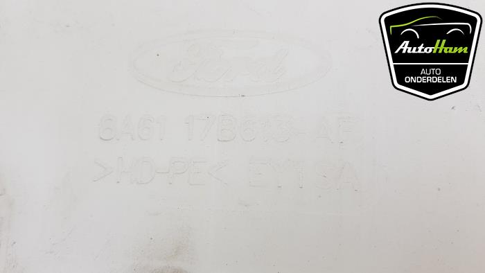 Depósito de lavaparabrisas delante de un Ford Fiesta 6 (JA8) 1.0 EcoBoost 12V 100 2015
