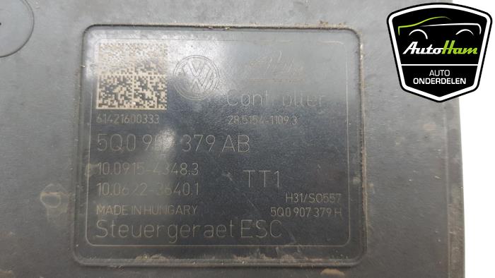 ABS-pump från en Volkswagen Golf VII (AUA) 1.6 TDI 16V 2014
