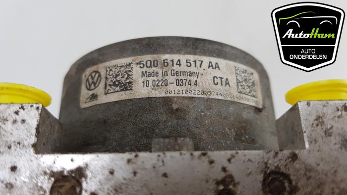 ABS-pump från en Volkswagen Golf VII (AUA) 1.6 TDI 16V 2014