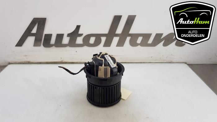 Heating and ventilation fan motor from a Peugeot 308 (4A/C) 1.6 VTI 16V 2008