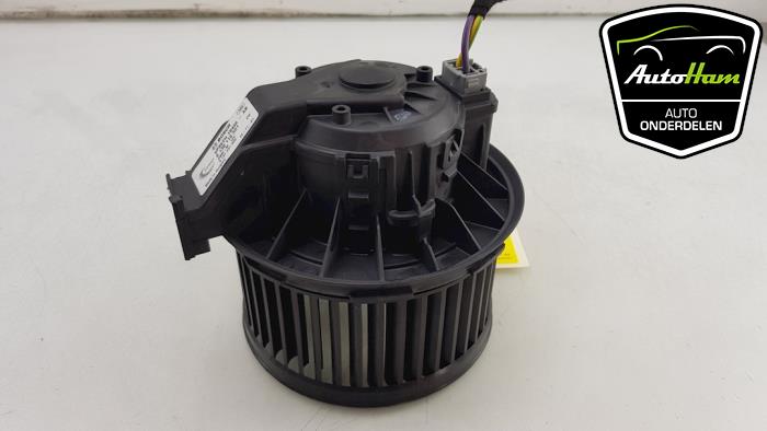 Motor de ventilador de calefactor de un Ford Fiesta 6 (JA8) 1.0 EcoBoost 12V 100 2014