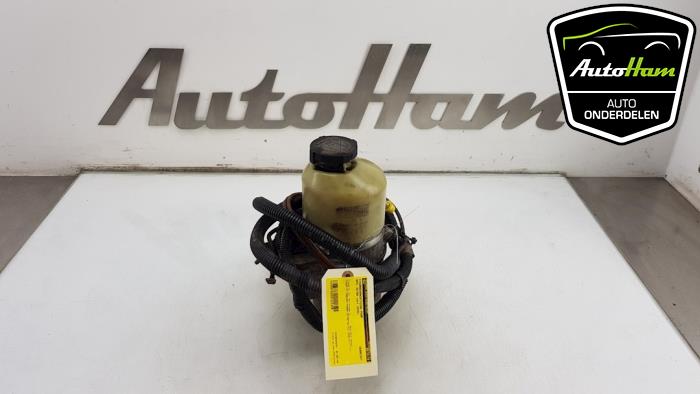 Power steering pump from a Opel Astra H SW (L35) 1.6 16V Twinport 2005