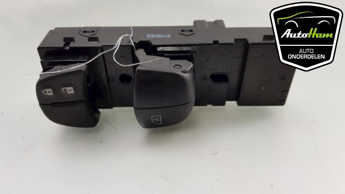 Electric window switch from a Nissan Micra (K14) 0.9 IG-T 12V 2019
