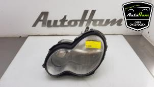 Used Headlight, left Mercedes C Combi (S203) 2.2 C-200 CDI 16V Price € 50,00 Margin scheme offered by AutoHam