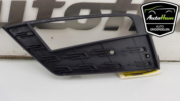 Bumper grille from a Seat Leon (5FB) 1.0 TSI 12V 2017