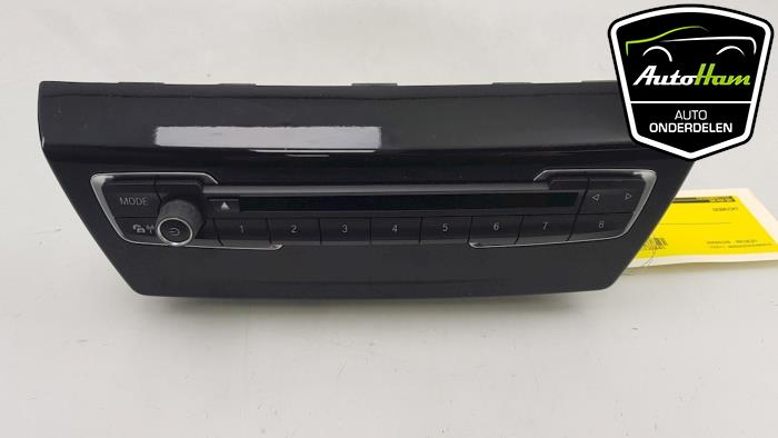 Radio control panel from a BMW 2 serie Gran Tourer (F46) 218d 2.0 TwinPower Turbo 16V 2019