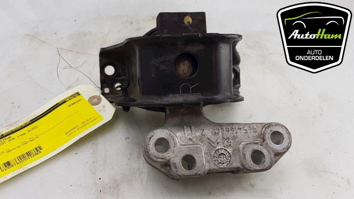 Engine mount from a Peugeot 208 I (CA/CC/CK/CL) 1.4 16V 2012