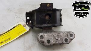Engine mount from a Peugeot 208 I (CA/CC/CK/CL) 1.4 16V 2012