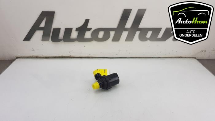 Begagnade Extra vattenpump BMW X5 (F15) xDrive 30d 3.0 24V Pris € 20,00 Marginaltabell erbjuds av AutoHam