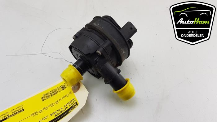 Additional water pump from a Mercedes-Benz A (W176) 1.8 A-200 CDI 16V 2017
