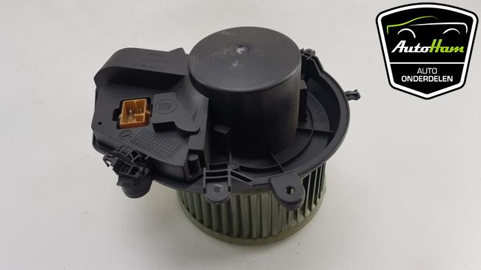 Heating and ventilation fan motor from a Volkswagen Passat Variant (3B6) 1.9 TDI 100 2004