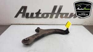 Used Front wishbone, right Renault Clio III Estate/Grandtour (KR) 1.2 16V 75 Price € 20,00 Margin scheme offered by AutoHam