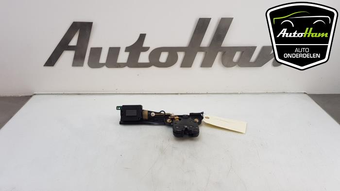 Tailgate lock mechanism from a Audi TT (8N3) 3.2 V6 24V Quattro 2003