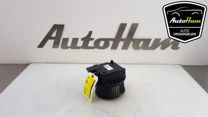 Heating and ventilation fan motor from a Audi A4 Avant (B9) 1.4 TFSI 16V 2018