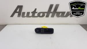 Usados Interruptor de ventanilla eléctrica Renault Twingo II (CN) 1.2 16V Precio € 10,00 Norma de margen ofrecido por AutoHam