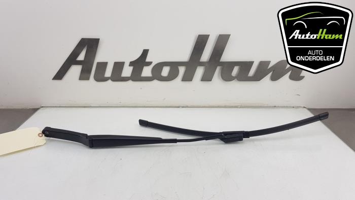 Front wiper arm from a Volkswagen Polo V (6R) 1.4 TDI 12V 90 2014