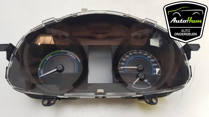 Instrument panel from a Toyota Auris Touring Sports (E18) 1.8 16V Hybrid 2015