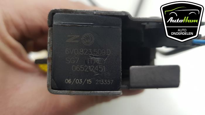 Bonnet lock mechanism from a Skoda Fabia III Combi (NJ5) 1.0 12V Greentech 2015