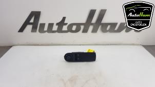 Used Electric window switch Renault Clio IV Estate/Grandtour (7R) 1.5 Energy dCi 90 FAP Price € 10,00 Margin scheme offered by AutoHam