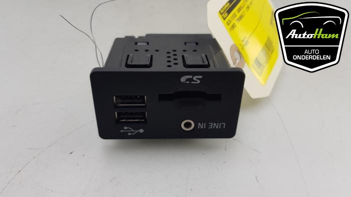 Conexión AUX-USB de un Ford Transit Connect (PJ2) 1.5 TDCi 2016