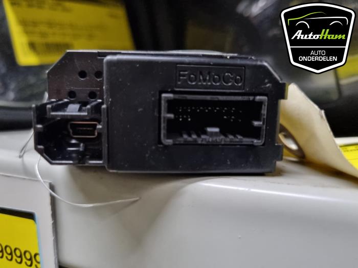 Conexión AUX-USB de un Ford Transit Connect (PJ2) 1.5 TDCi 2016