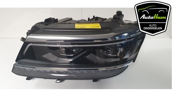Headlight, left from a Volkswagen Tiguan (AD1) 1.4 TSI 16V 2019