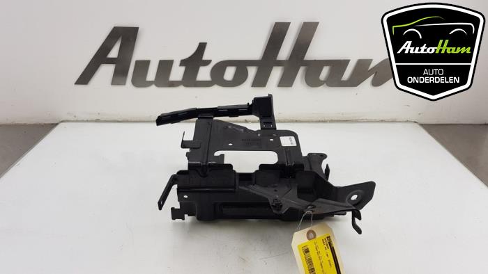 Begagnade Batterilåda Audi A3 Sportback (8VA/8VF) 1.4 TFSI 16V e-tron Pris € 15,00 Marginaltabell erbjuds av AutoHam