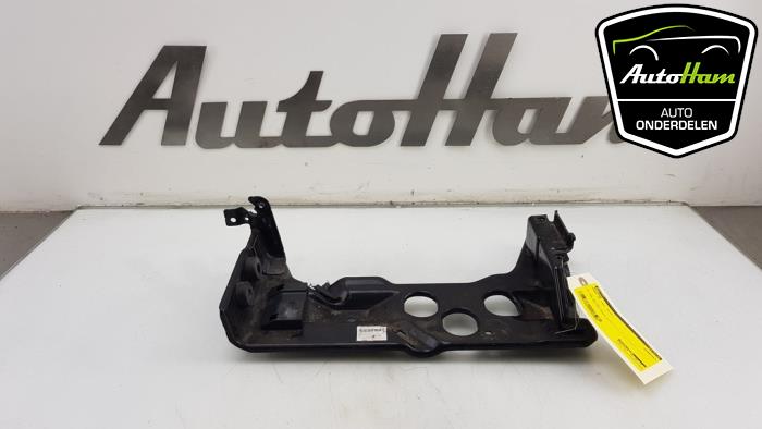 Begagnade Batterilåda Audi A3 Sportback (8VA/8VF) 1.4 TFSI 16V e-tron Pris € 15,00 Marginaltabell erbjuds av AutoHam