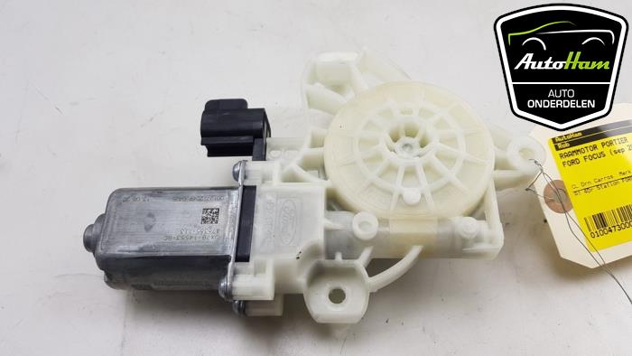 Door window motor from a Ford Focus 4 Wagon 1.5 EcoBoost 12V 150 2020