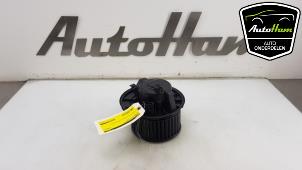 Usados Motor de ventilador de calefactor Volkswagen Caddy III (2KA,2KH,2CA,2CH) 1.6 TDI 16V Precio € 40,00 Norma de margen ofrecido por AutoHam