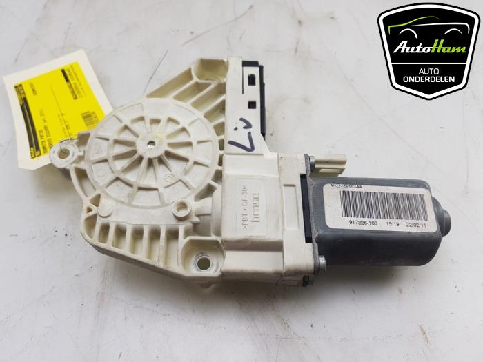 Door window motor from a Land Rover Discovery IV (LAS) 3.0 SD V6 24V 2011