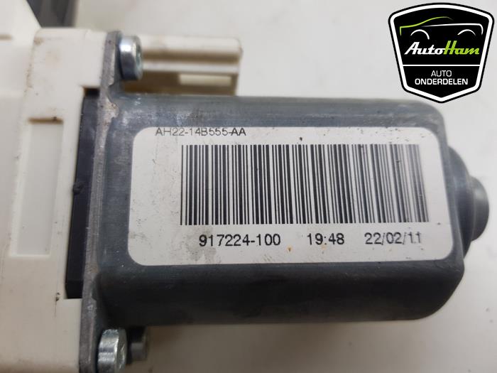 Door window motor from a Land Rover Discovery IV (LAS) 3.0 SD V6 24V 2011