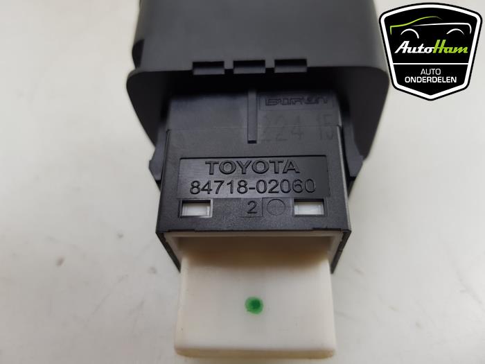 Parking brake switch from a Toyota Auris Touring Sports (E18) 1.8 16V Hybrid 2015