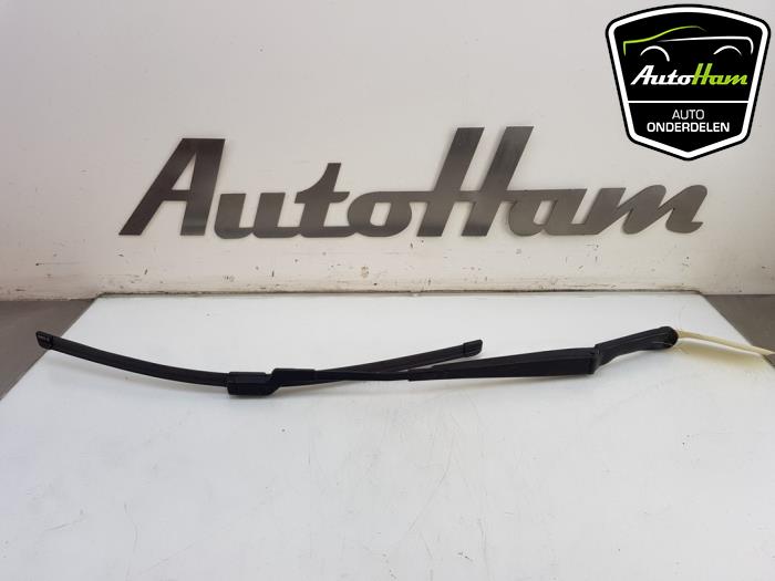 Front wiper arm from a Opel Astra J Sports Tourer (PD8/PE8/PF8) 1.4 Turbo 16V 2011