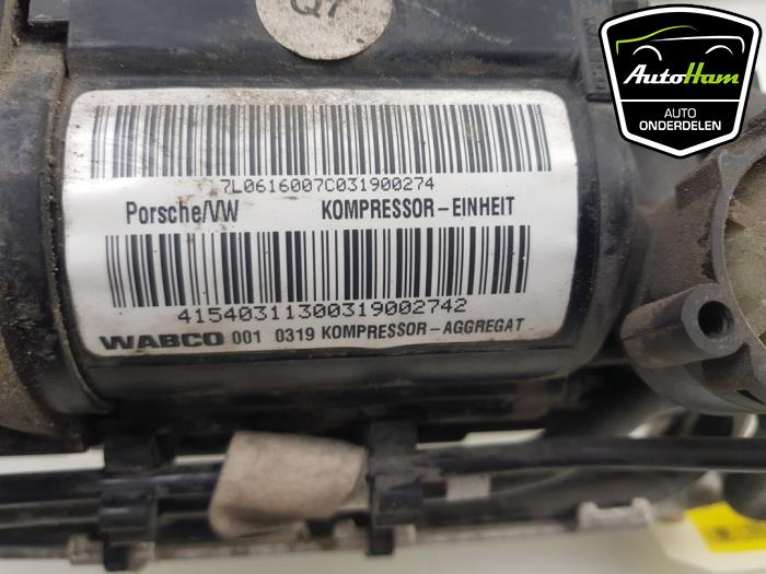 Air pump (suspension) from a Porsche Cayenne (9PA) 4.5 V8 32V Turbo 2003